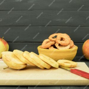 Manzanas peladas y deshuesadas.