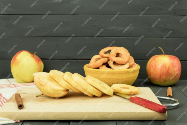 Manzanas peladas y deshuesadas.
