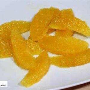 Naranjas peladas y cortadas en gajos.
