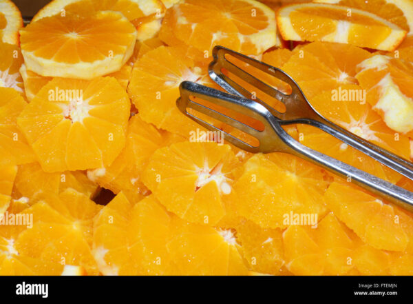 Naranjas peladas y cortadas en rodajas.