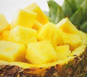 Piña en dados o trozos.